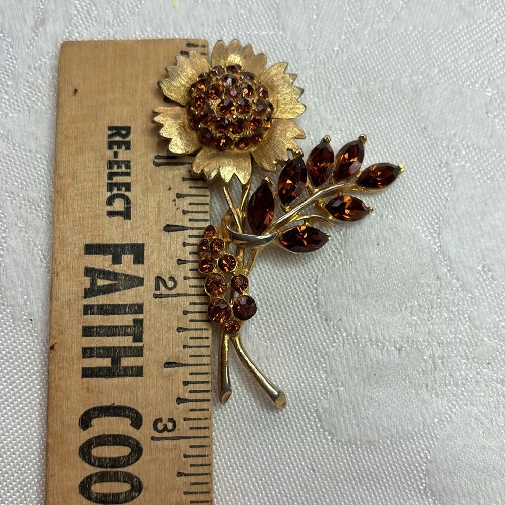 Signed WEISS Amber Color Rhinestone Sunflower Design Gold Tone Metal Bro… - Picture 6 of 6